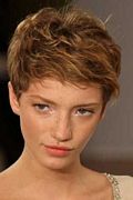 damskie modne fryzury krótkie dla kobiet, galeria fryzur zdjęcie :  239